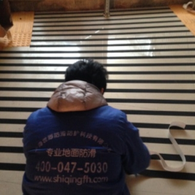 江苏无锡市人民路地下通道防滑施工处理