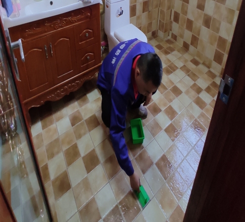 瓷砖做过封釉镀晶打蜡，千万不要直接刷防滑剂